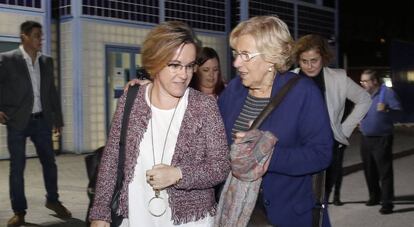La portavoz socialista Purificación Causapié con Manuela Carmena.