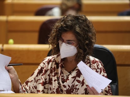 La ministra de Hacienda, María Jesús Montero, en la sesión de este jueves en el Senado.