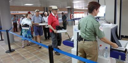 Un grupo de turistas pasando por el control de la nueva terminal del puerto de Valencia.