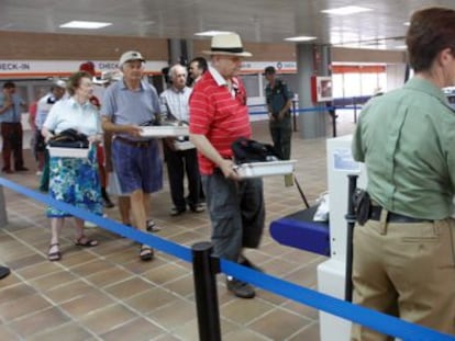 Un grupo de turistas pasando por el control de la nueva terminal del puerto de Valencia.