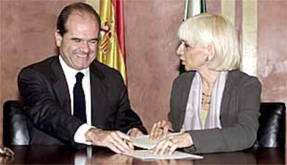 Manuel Chaves y Teófila Martínez, se intercambiaron el documento del acuerdo para su firma.
