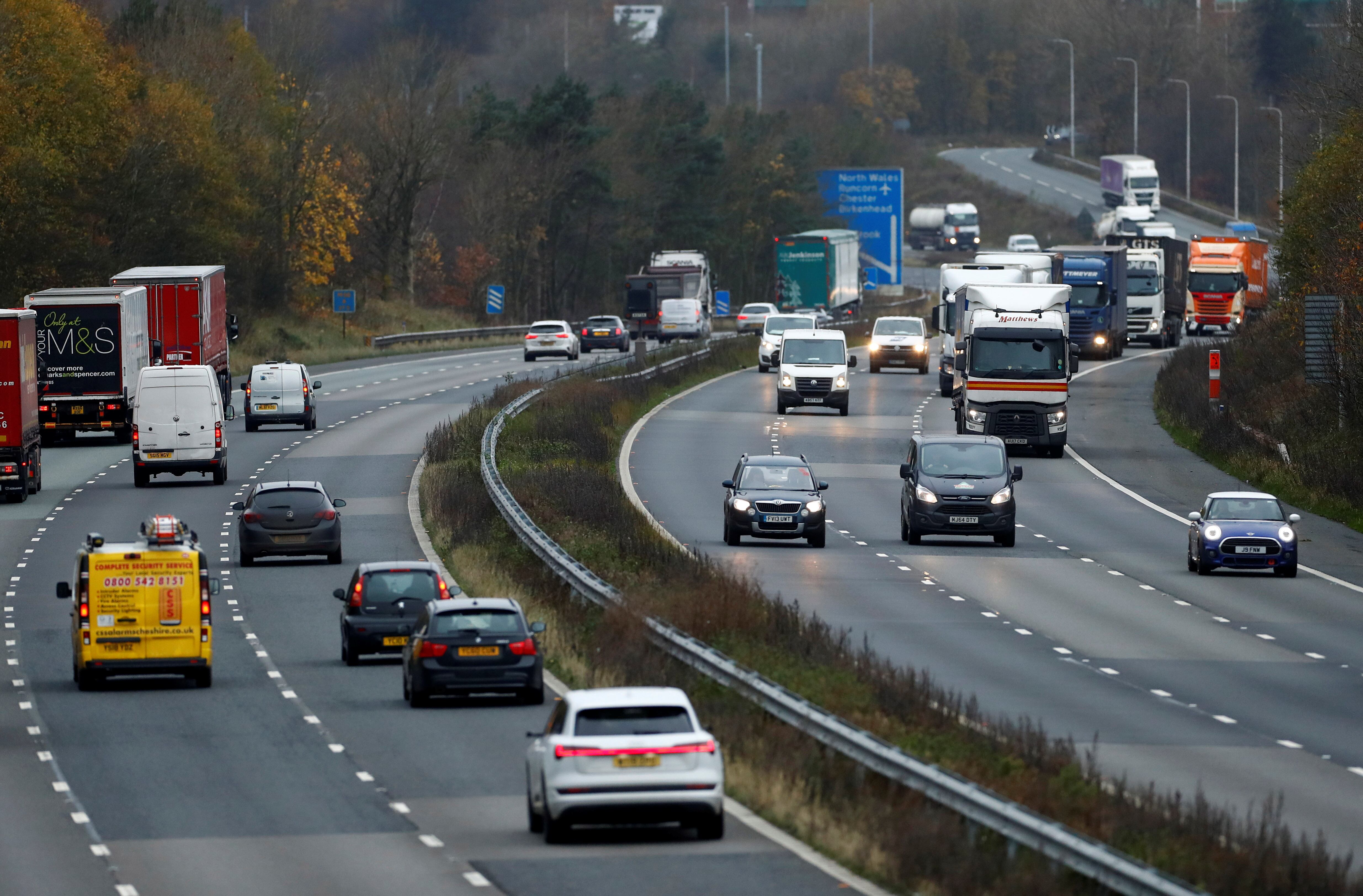 Vehículos en la autopista M56, cerca de Daresbury (Reino Unido).