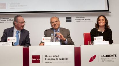 Alfonso Guerra y Belen Hoyo, junto a Joaquín García Romanillos, director de la Cátedra Rogelio Baón Memoria de la Transición.