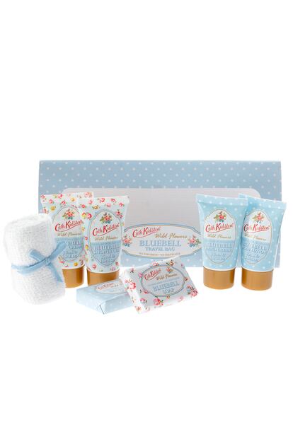 Kit de viaje con jabón de ducha, loción corporal, pastillas de jabón y una toallita de franela, todo, con aroma a flores silvestres. De Cath Kidston. Precio: 14 euros