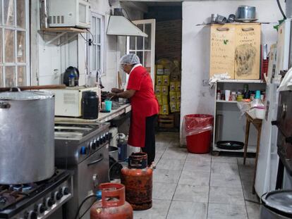 Una cocinera en el comedor popular en Bajo Flores, en Buenos Aires.