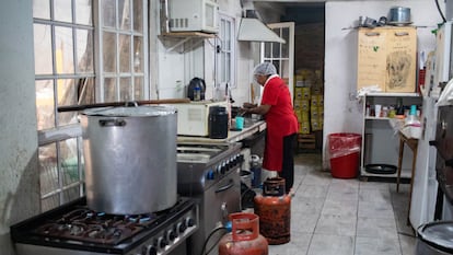 Una cocinera en el comedor popular en Bajo Flores, en Buenos Aires.