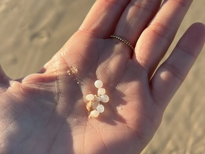 'Pellets' localizados la mañana de este miércoles en la playa de Bolonia, Tarifa, y que la Junta de Andalucía investiga su alcance y procedencia.