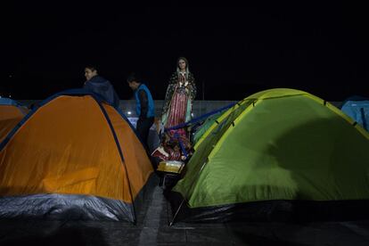 Millones de peregrinos pasan la noche frente a la Basílica de Guadalupe, en Ciudad de México.