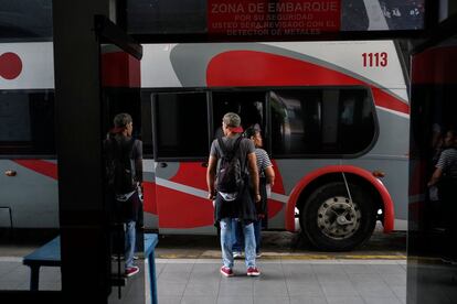 Triztan se prepara para subir al bus y dejar atrás la ciudad fantasma en la que se ha convertido Maracaibo. Calles sucias y dañadas, comercios cerrados, escasez de gasolina y transporte público, semáforos apagados y carros viejos atestiguan la postración de la otrora pujante capital petrolera, donde el calor húmedo asfixia.