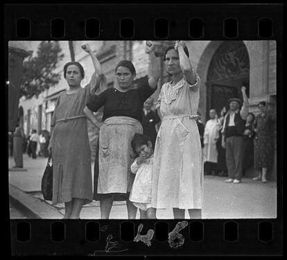 Pblico de la procesin del funeral del General Lakacs, Valencia,  junio de 1936. ? Collection International Center of Photography.