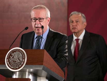 Carlos Urzúa junto a Andrés Manuel López Obrador, durante una conferencia matutina de Presidencia, en una imagen de archivo.