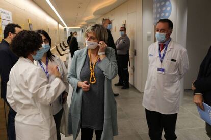 Alba Vergés, consellera de Salut, durant una visita a l'Hospital Vall d'Hebron al desembre.