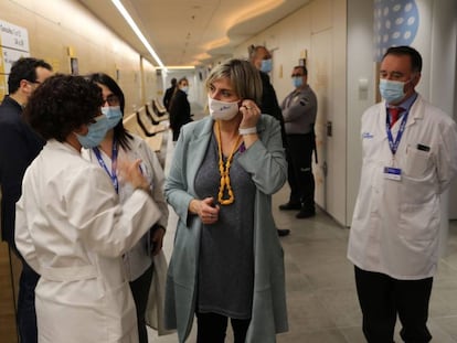 Alba Vergés, consellera de Salut, durant una visita a l'Hospital Vall d'Hebron al desembre.