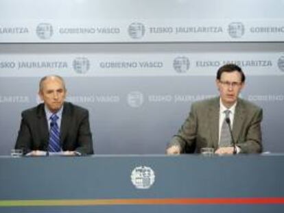 El portavoz del Gobierno Vasco, Josu Erkoreka (i), junto al consejero de hacienda y finanzas, Ricardo Gatzagaetxeberria (d), durante la comparecencia posterior a la reunión del Ejecutivo Vasco de hoy, en la que han presentado el fondo de financiación para pymes, dotado con 600 millones de euros y aprobado hoy por Consejo de Gobierno.