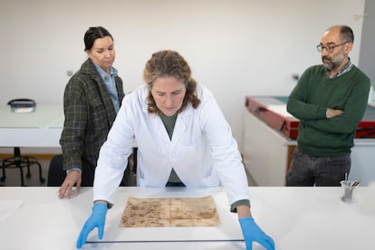 La historiadora María Campoy, la técnica en conservación María López y el restaurador José Joaquín Fijo, junto al manuscrito restaurado, el 13 de diciembre de 2024.