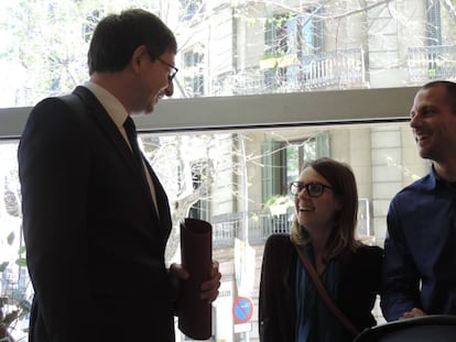 El consejero de Justicia, Carles Mundó, charla con la primera pareja inscrita en el registro.