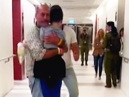 Vídeo | Un niño israelí se reúne con su padre tras ser liberado por Hamás