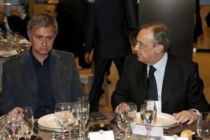 Florentino Pérez, presidente del Real Madrid y, a su derecha, el técnico José Mourinho