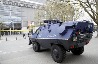 Policías montan guardia en los alrededores del estadio Signal Iduna Park en Dortmund (Alemania).