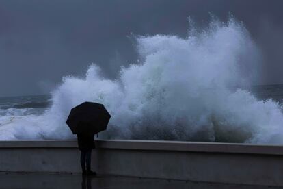 BAIONA (PONTEVEDRA), 03/11/2023.- Una persona observa como rompe el fuerte oleaje de este viernes en la costa de Baiona (Pontevedra). Una profunda borrasca que se situará entre Galicia e Irlanda afectará a la comunidad autónoma en la jornada del sábado y dejará un nuevo episodio de temporal de lluvia y viento, informa Meteogalicia. EFE/ Sxenick
