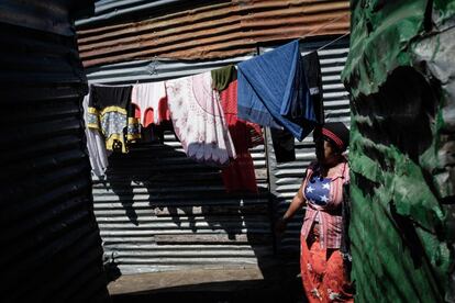 Una mujer tiende ropa en la isla de Migingo.