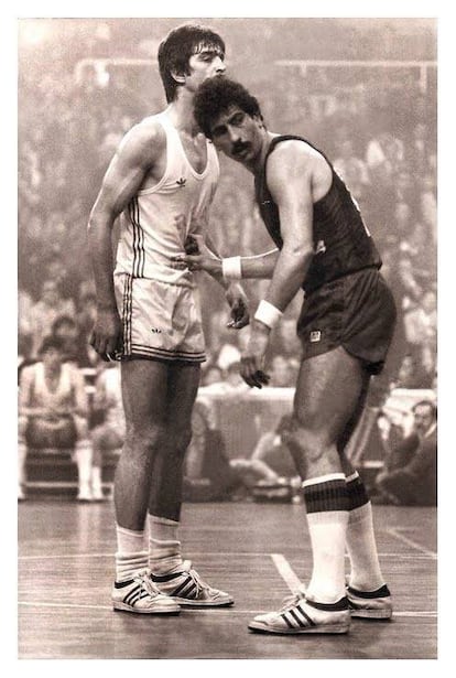 Manolo Flores marca a Delibasic en un Barça-Madrid.