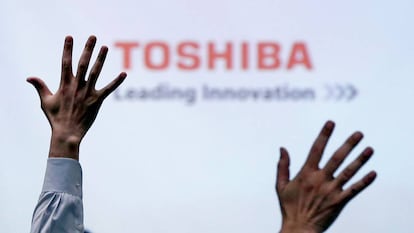 Periodistas en un vento de la firma electr&oacute;nica japonesa Toshiba