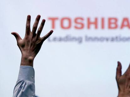 Periodistas en un vento de la firma electr&oacute;nica japonesa Toshiba
