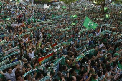 Seguidores del Betis celebran el ascenso de su equipo a Primera División en Sevilla.