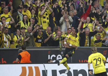 Lucas Barrios celebra el primer gol del Dortmund.