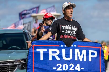 Seguidores del candidato republicano acuden al 'Desfile Trump' este domingo en West Palm Beach, Florida.