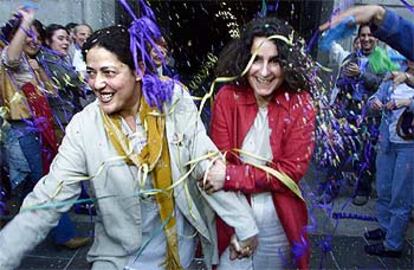 Eliana y Maria Joao, ayer tras su simbólica <i>boda</i> civil en el Ayuntamiento de Barcelona.