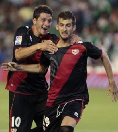 Piti abraza a Leo tras el gol de este al Betis.