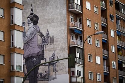 El Ayuntamiento e Intermediae, el laboratorio de ideas de Matadero, han puesto en marcha el proyecto Paisaje Tetuán para mejorar y embellecer el distrito con intervenciones artísticas. En la imagen, un mural en una de las paredes medianeras de Marqués de Viana.