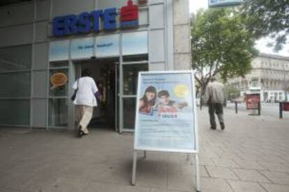 Una mujer entra en una sucursal de Erste Bank. EFE/Archivo