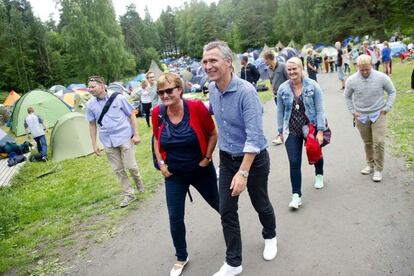 El Secretario General de la OTAN, Jens Stoltenberg, ha asistido este jueves al campamento de verano. Él era primer ministro de Noruega cuando tuvieron lugar los hechos. "Grandioso despertar en Utoya y estar junto a tantos jóvenes comprometidos", escribió este viernes en su cuenta de Twitter.