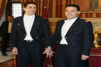 Los soldados Alberto Sánchez y Alberto Linero el día de su boda en Sevilla.