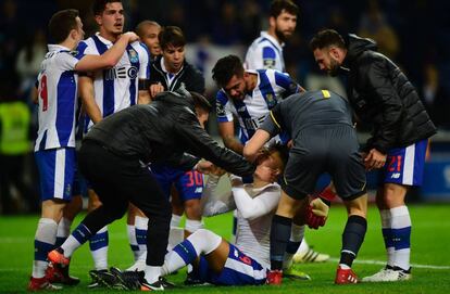 Futbolistas del Oporto, entre ellos Casillas, celebran el gol del la victoria frente al Braga.