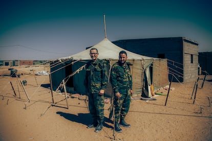 Los refugiados saharauis Ahmed Bokar Umar, de 70 años, y su hijo, Mohamed Maudd Bokar Umar, de 34, vestidos con los uniformes con los que combaten desde que se retomaron las hostilidades con Marruecos, en noviembre de 2020, en el muro que divide el Sáhara Occidental.