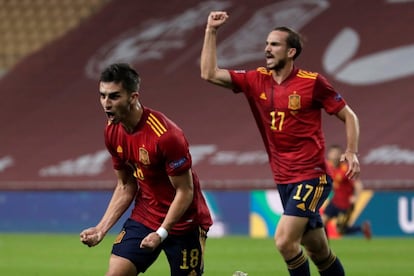 El jugador español Dani Olmo celebra junto a su compañero Fabián Ruiz el segundo gol de la Roja. 