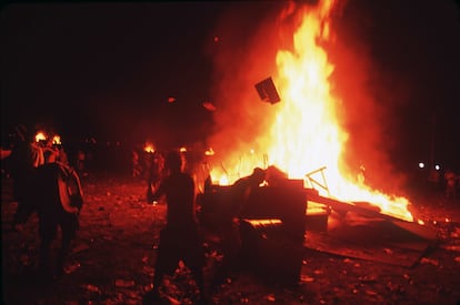 En la jornada más complicada del festival Woodstock 99, los asistentes encendieron hogueras para protestar contra la nefasta organización.