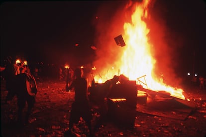 Woodstock ’99 attendees set fires to protest the music festival’s poor organization.