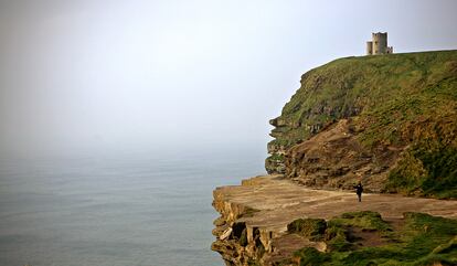 Un castillo sobre los acantilados de la costa irlandesa