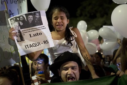 Miles de personas se han congregado en la noche del lunes en una plaza del centro de la ciudad brasile?a de Santa Mara para rendir un homenaje silencioso a las vctimas del incendio.