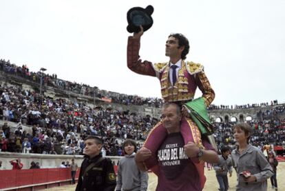 José Tomás sale a hombros de la plaza de toros de Nimes.