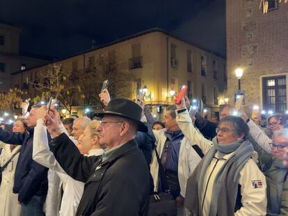 Mdicos alumbran con sus mviles la fachada del Colegio de Mdicos de Madrid en se?al de protesta durante la manifestacin de este mircoles.