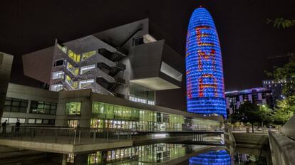 Iluminacion de la Torre de Las Glorias con las siglas de la Agencia Europea del Medicamento.