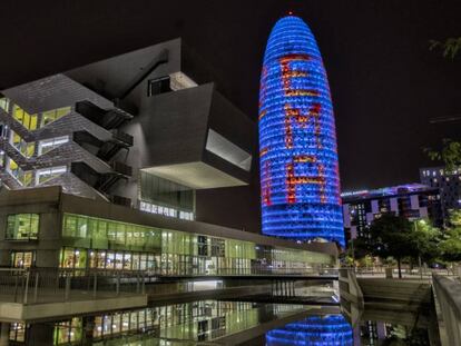 Iluminacion de la Torre de Las Glorias con las siglas de la Agencia Europea del Medicamento.