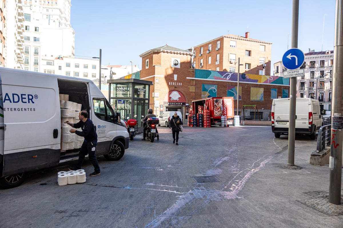 El proyecto fallido de la plaza de los Mostenses, un ‘scalextric’ de coches tres años después de su peatonalización millonaria