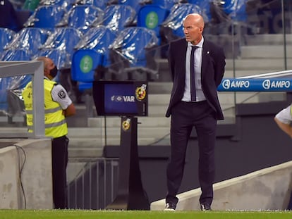 Zidane, durante el partido contra la Real en San Sebastián.